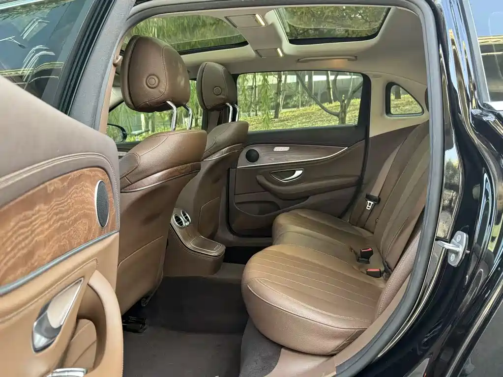 Mercedes-Benz E-Class 2023 — фото 9
