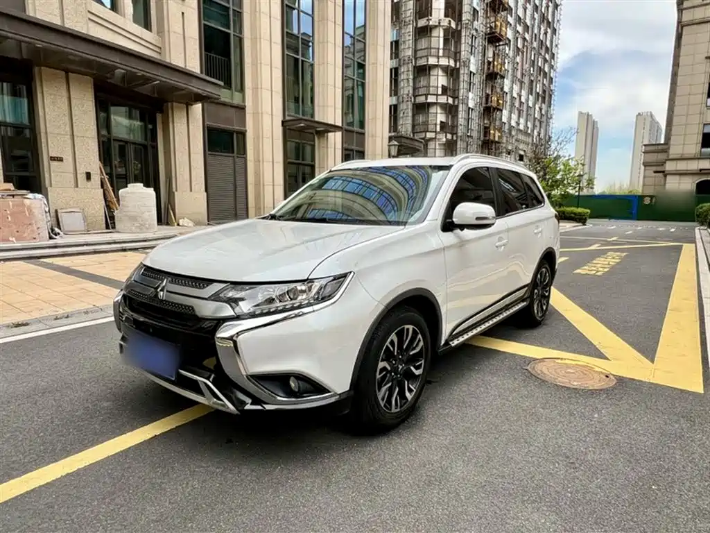 Mitsubishi Outlander 2021 — фото 2