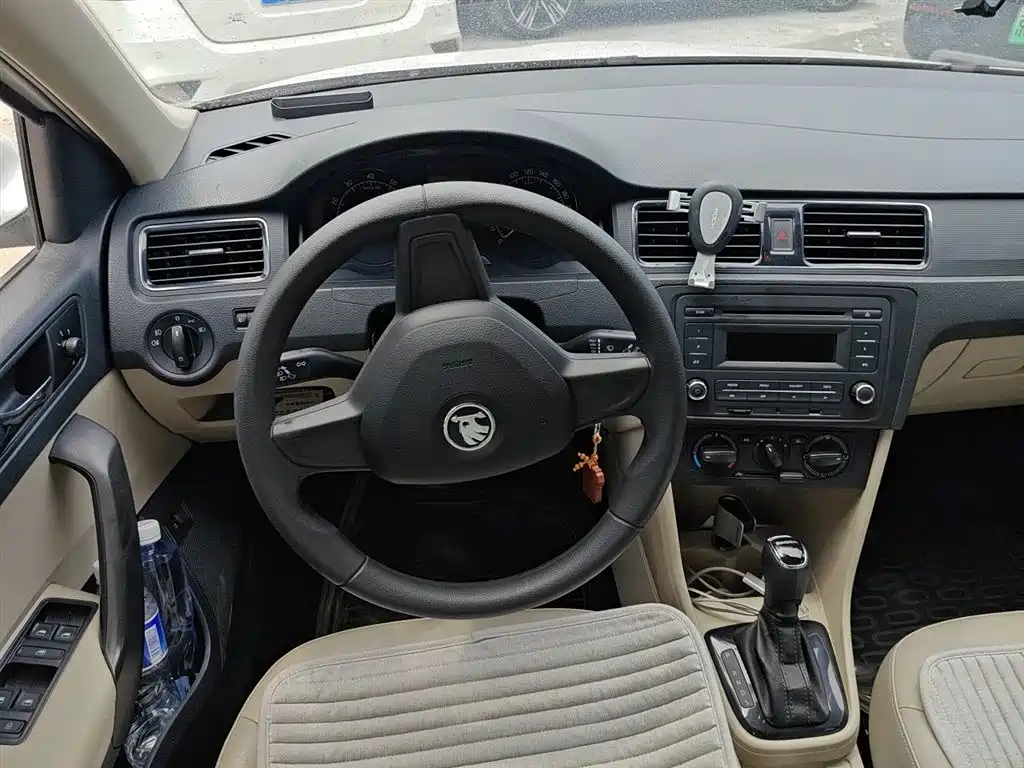Skoda Rapid 2015 — фото 11