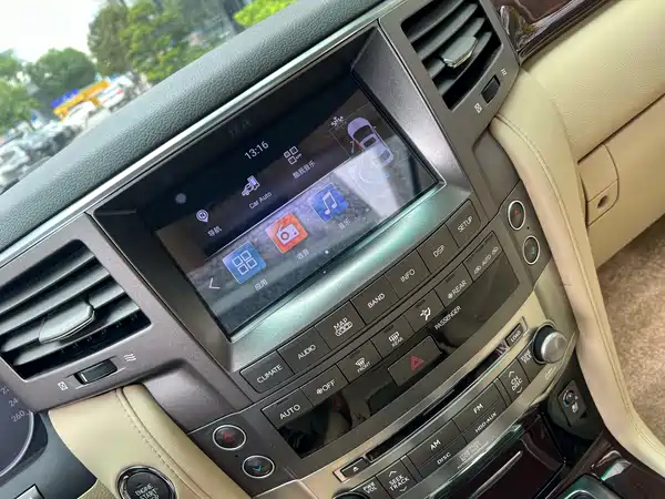 Lexus LX 2011
