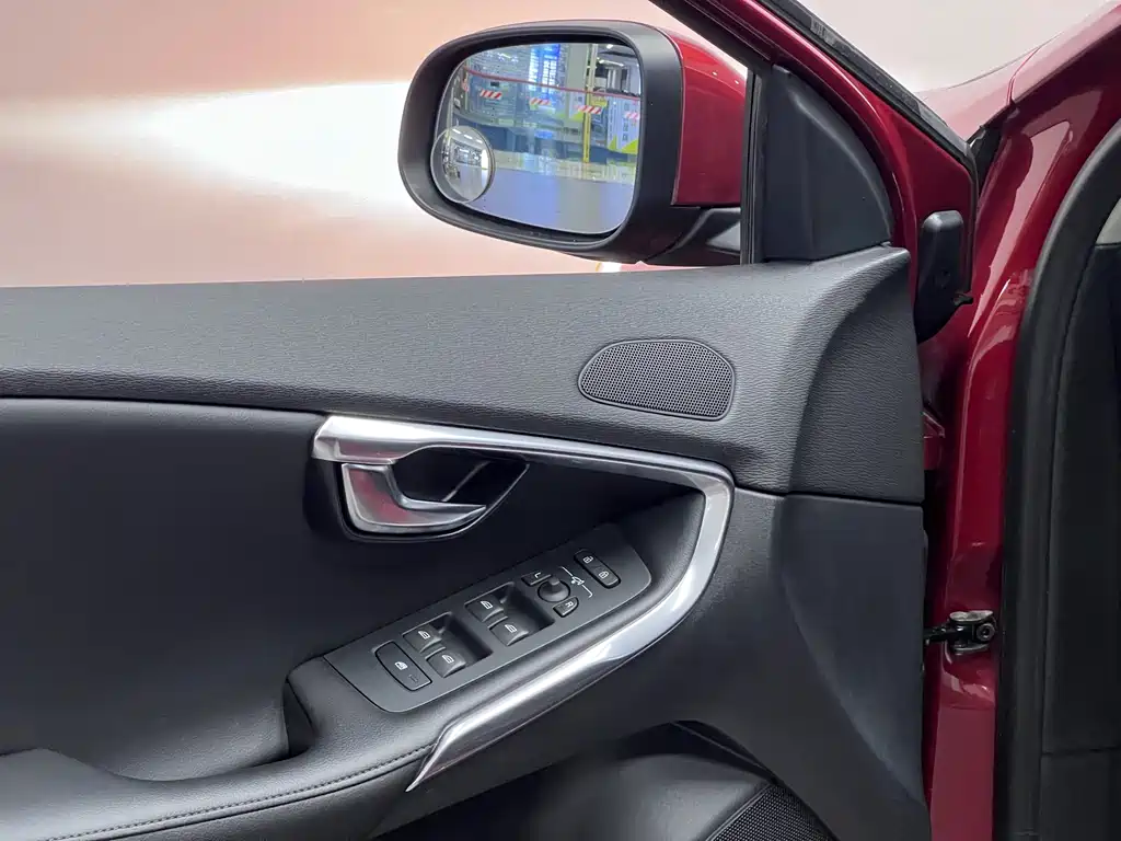 Volvo V40 2016 — фото 33