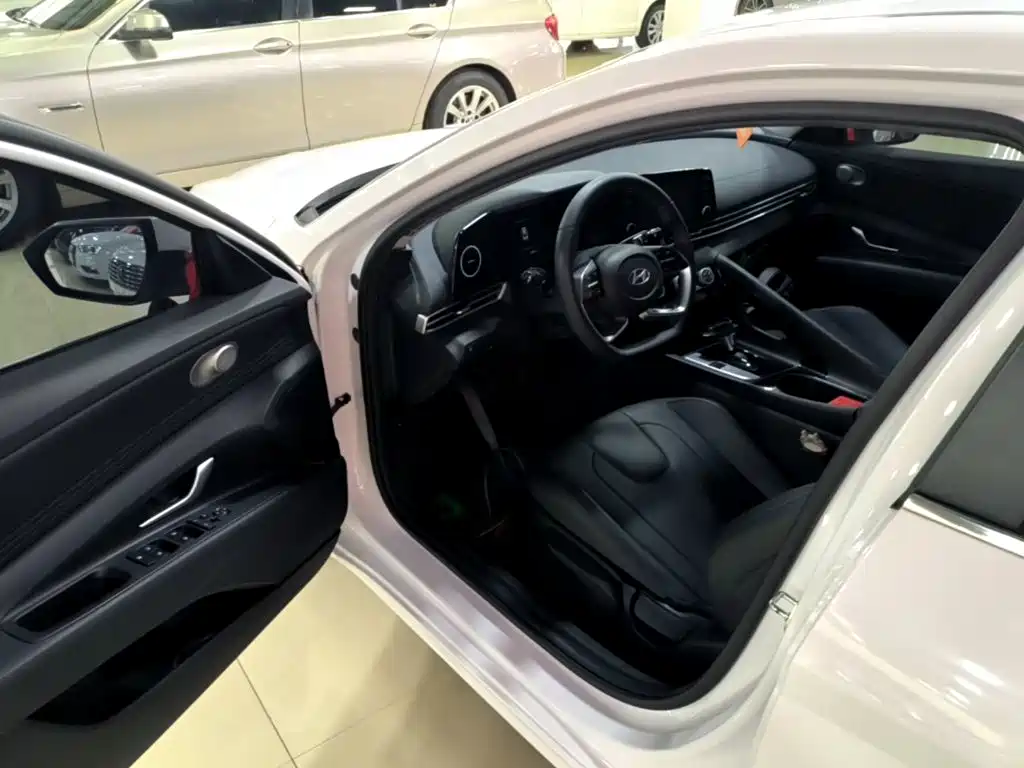 Hyundai Elantra 2023 — фото 16