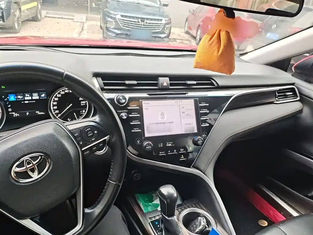 Toyota Camry 2018 — фото 10