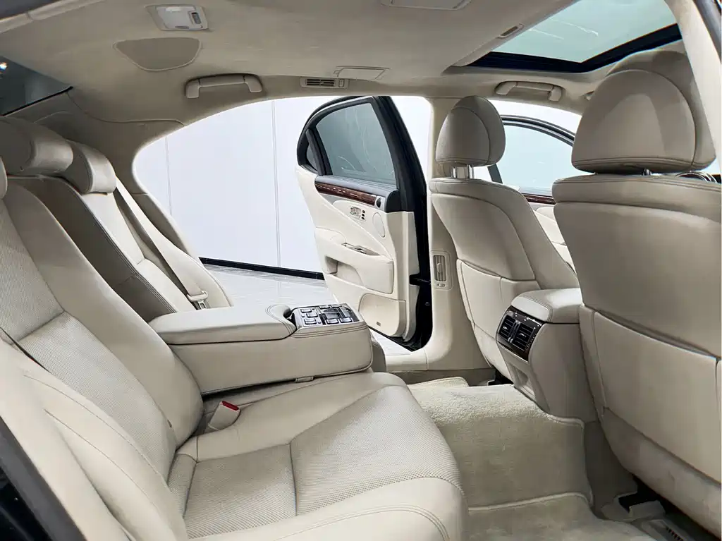 Lexus LS 2015 — фото 11