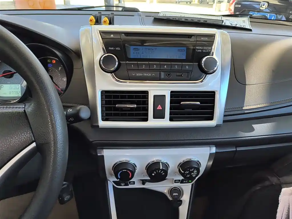 Toyota Yaris L 2015 — фото 13