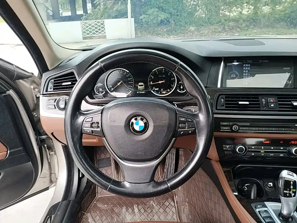 BMW 5 Series 2017 — фото 11