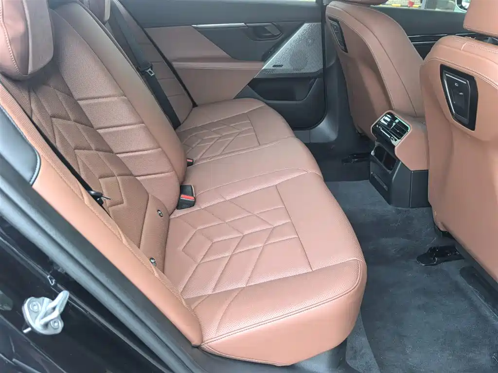 BMW 5 Series 2025 — фото 13