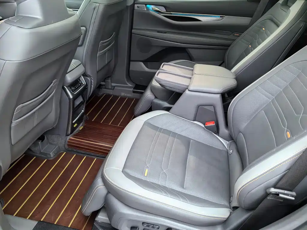 Ford Edge 2023 — фото 17
