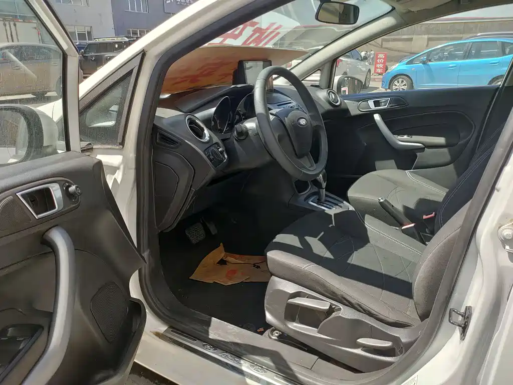 Ford Fiesta 2015 — фото 17