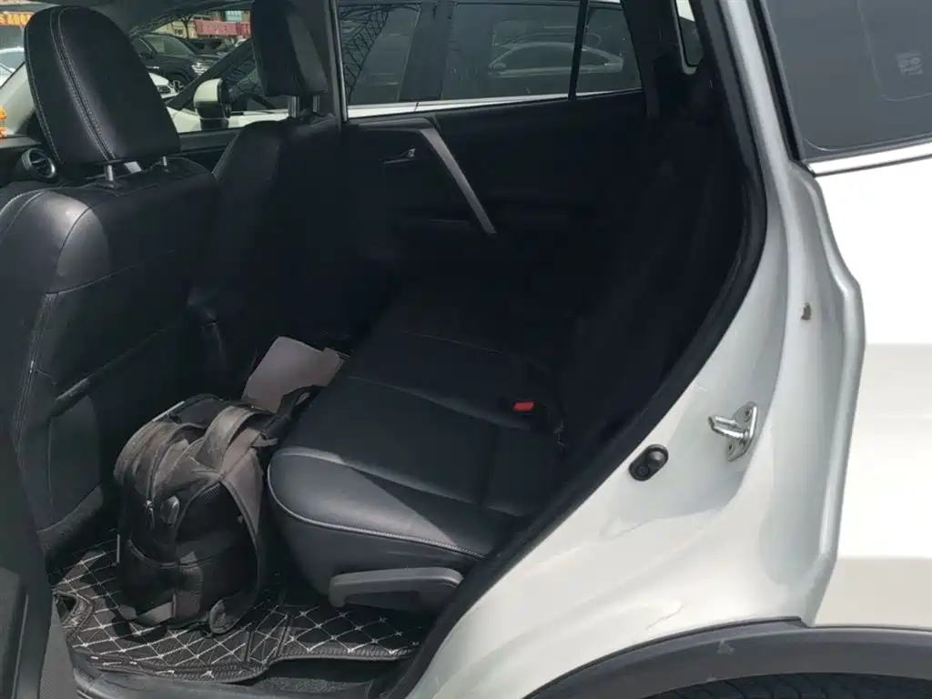 Toyota RAV4 2019 — фото 17