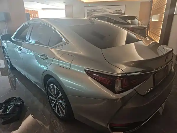 Lexus ES 2022