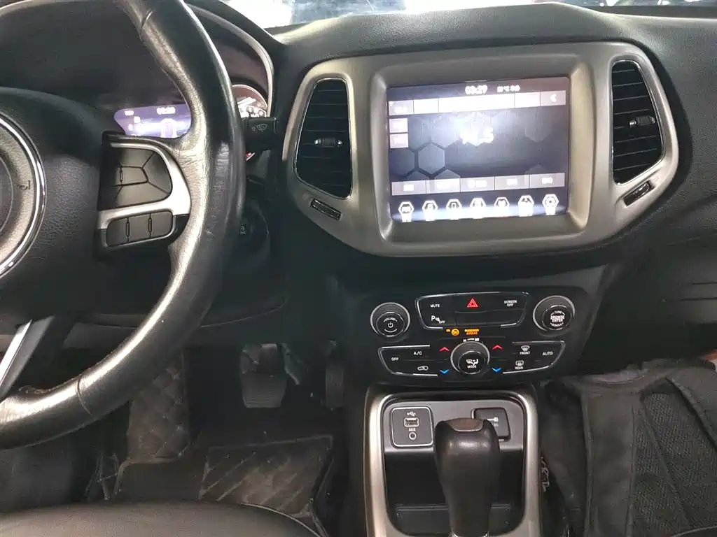Jeep Compass 2018 — фото 9