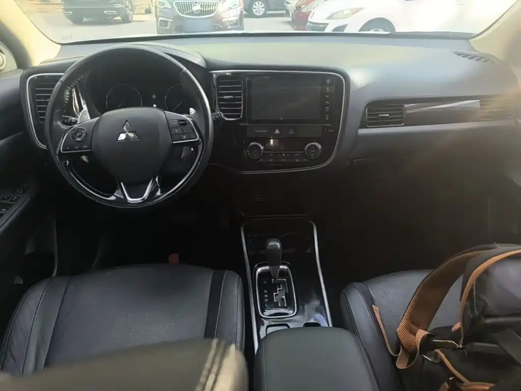 Mitsubishi Outlander 2019 — фото 10