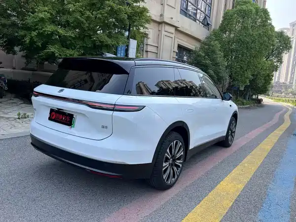 NIO ES8 2024
