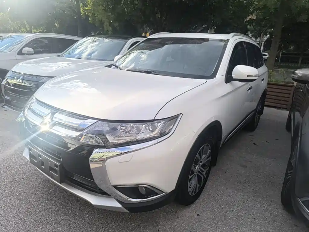 Mitsubishi Outlander 2019 — фото 1