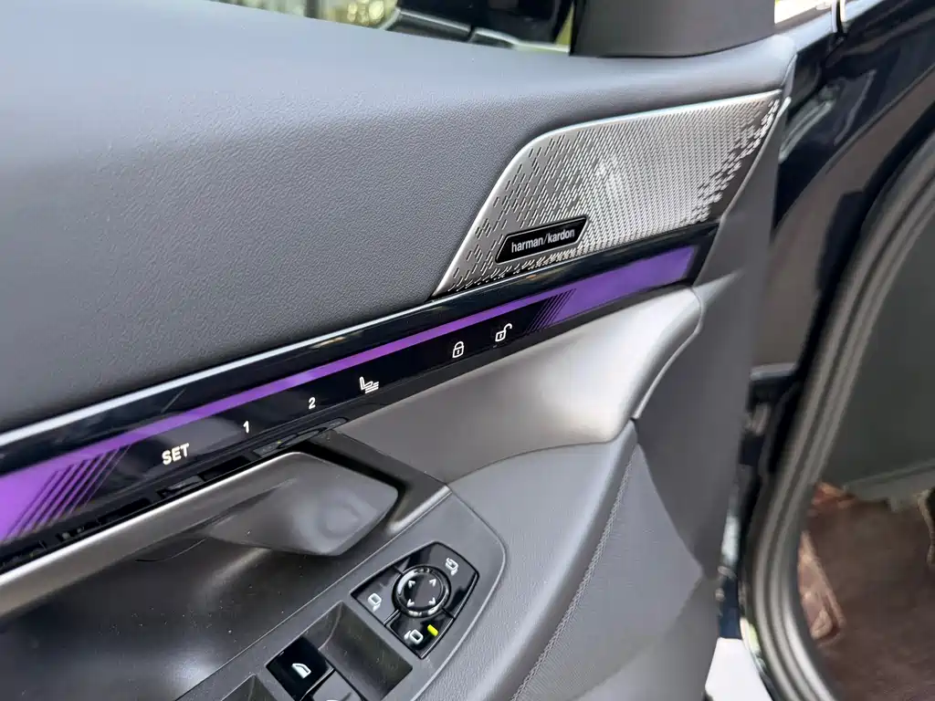 BMW 5 Series 2025 — фото 14