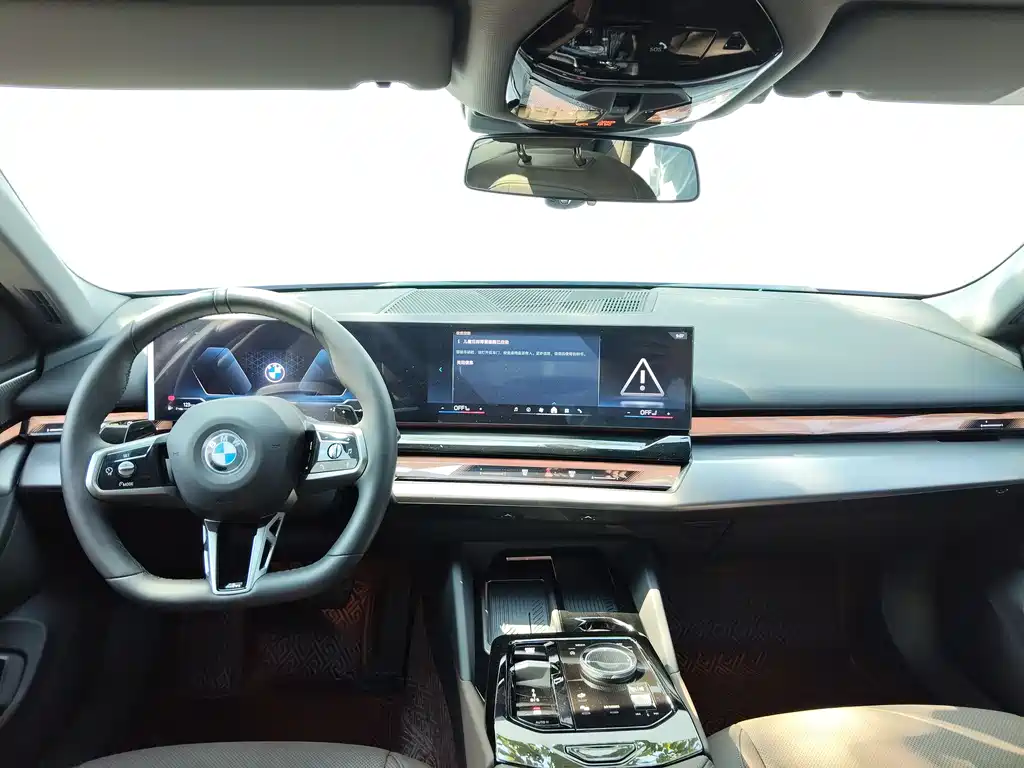BMW 5 Series 2025 — фото 15