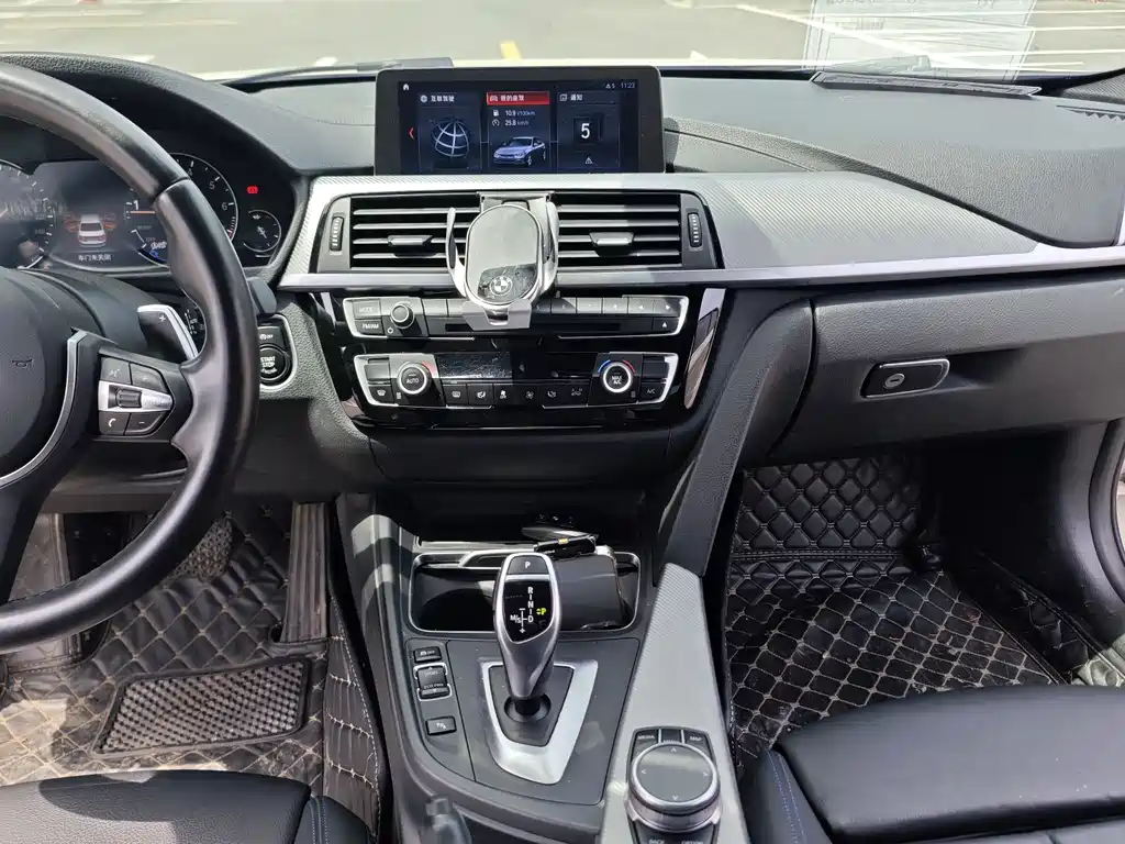 BMW 3 Series 2019 — фото 10