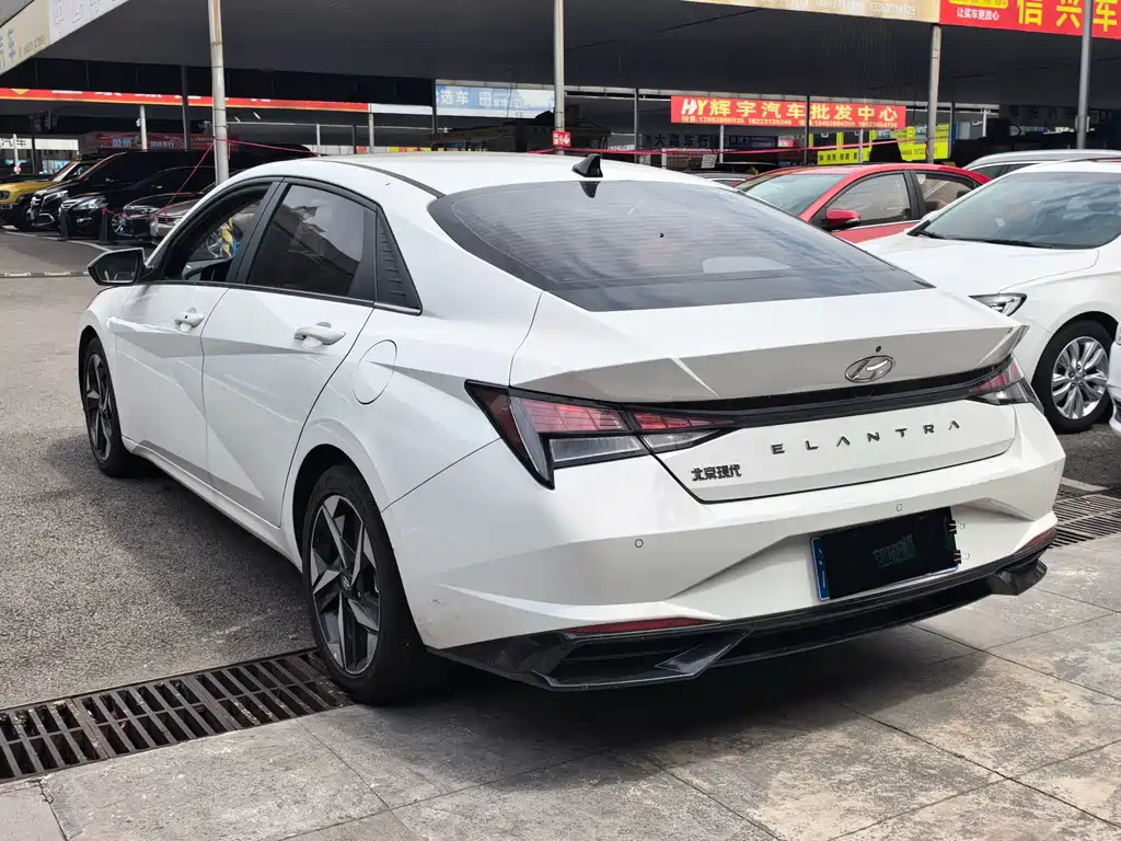 Hyundai Elantra 2023 — фото 12
