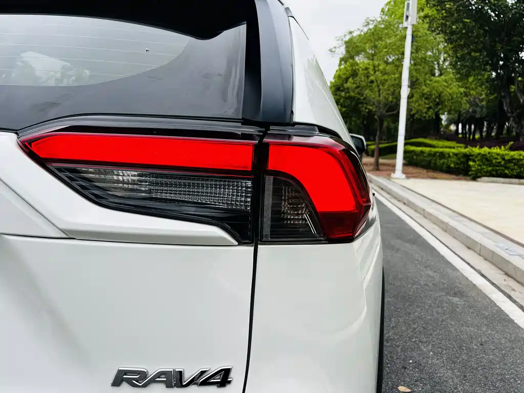 Toyota RAV4 2020 — фото 10