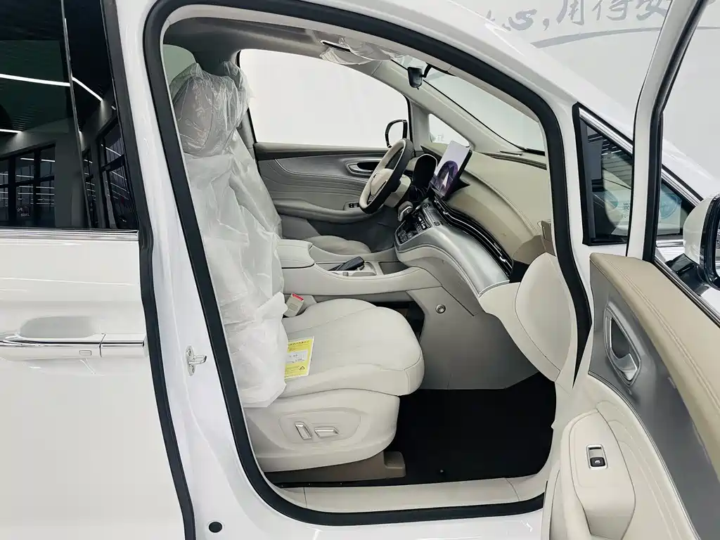 Roewe iMAX8 New Energy — фото 12