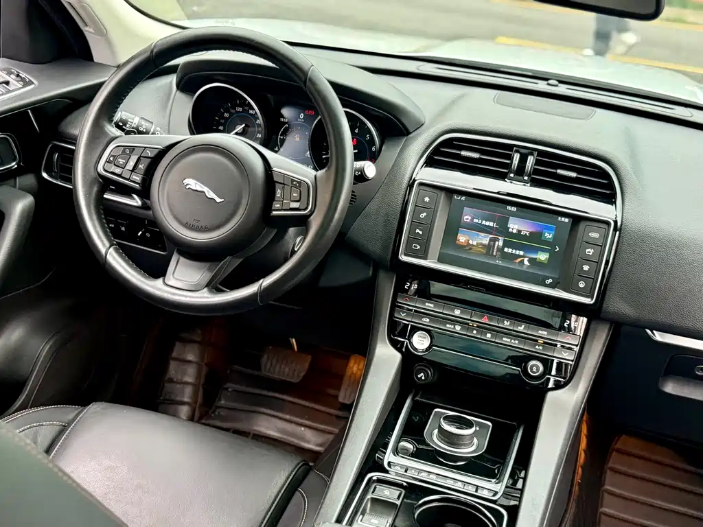 Jaguar F-PACE 2016 — фото 18