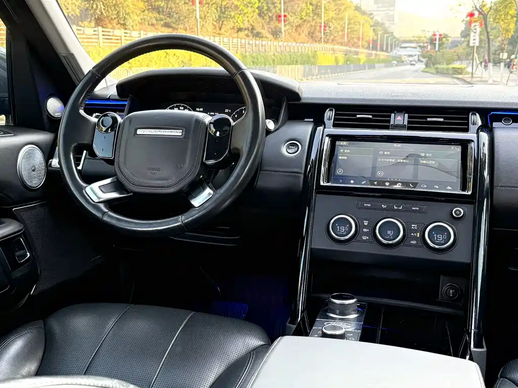 Land Rover Discovery 2018 — фото 14