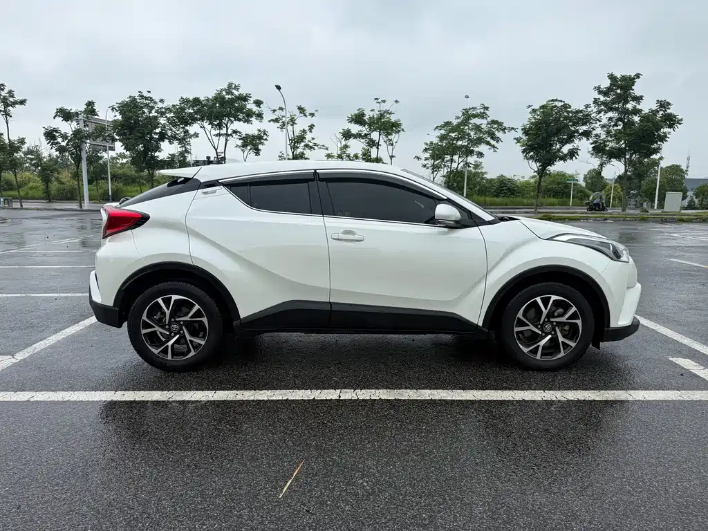 Toyota C-HR 2020 — фото 16