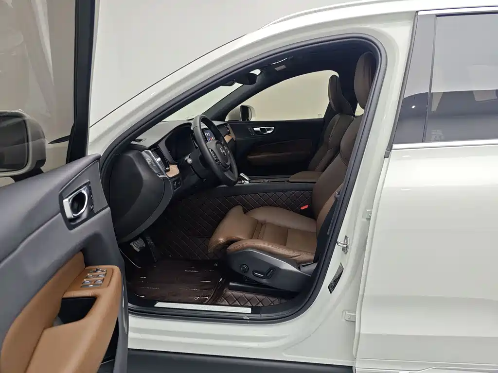 Volvo XC60 2021 — фото 10