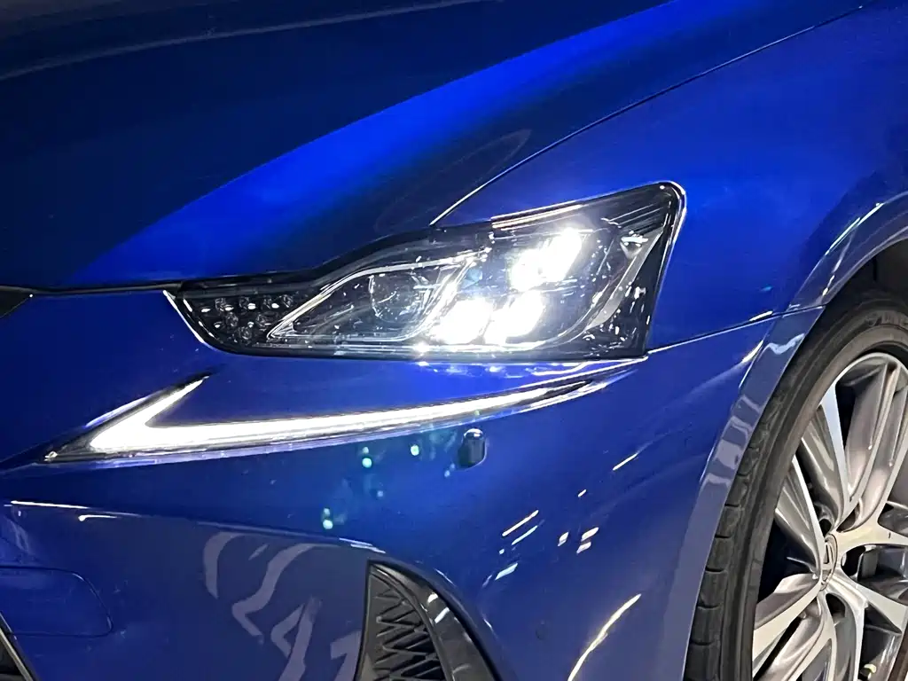 Lexus IS 2018 — фото 16