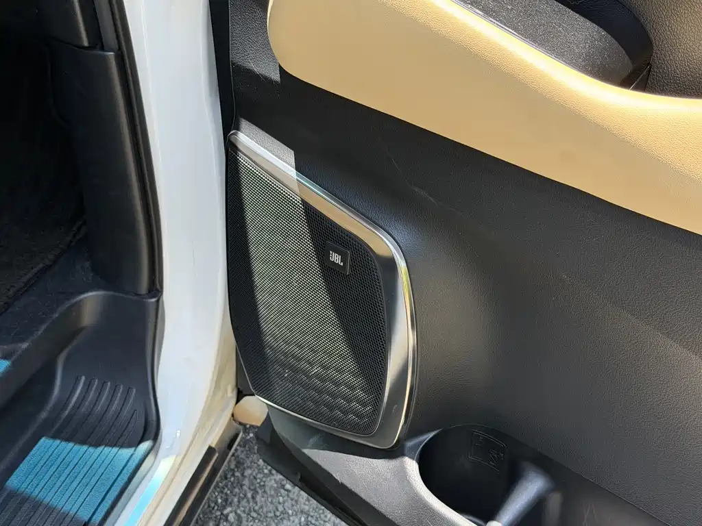 Toyota Alphard 2023 — фото 18