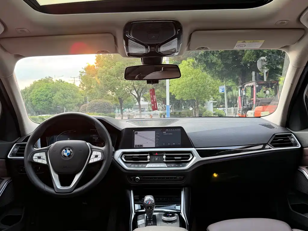 BMW 3 Series 2019 — фото 18