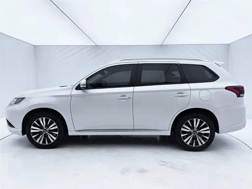 Mitsubishi Outlander 2021 — фото 5