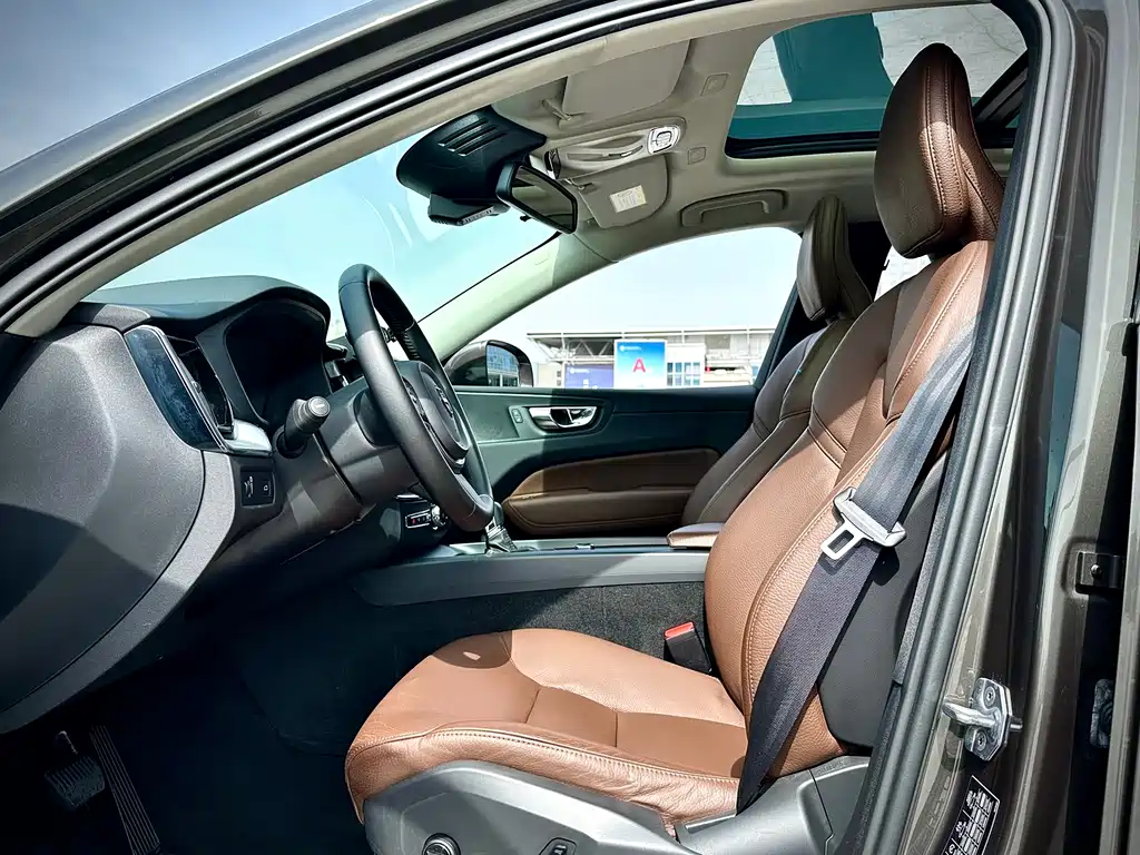 Volvo XC60 2020 — фото 9