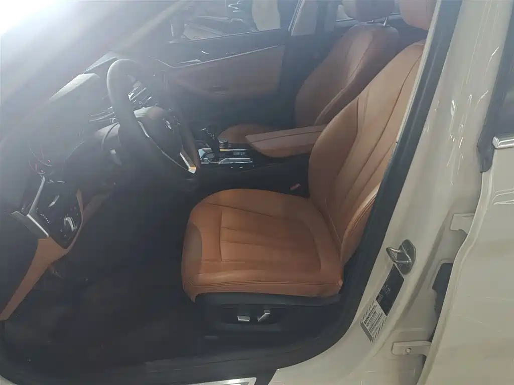 BMW 5 Series 2017 — фото 11