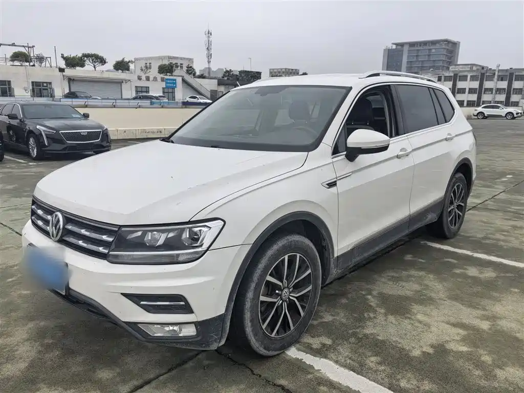 Volkswagen Tiguan L 2017 — фото 1