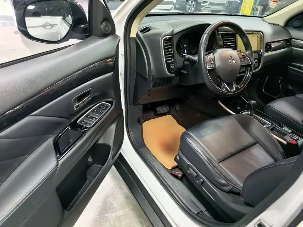 Mitsubishi Outlander 2020 — фото 16