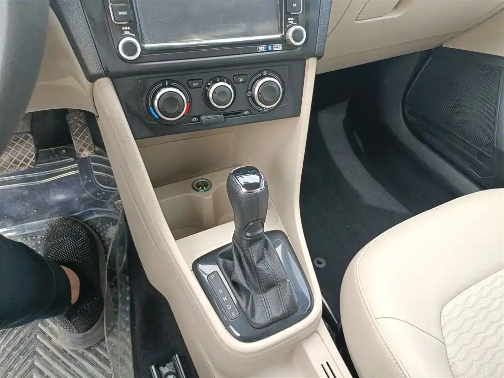 Skoda Rapid 2014 — фото 10