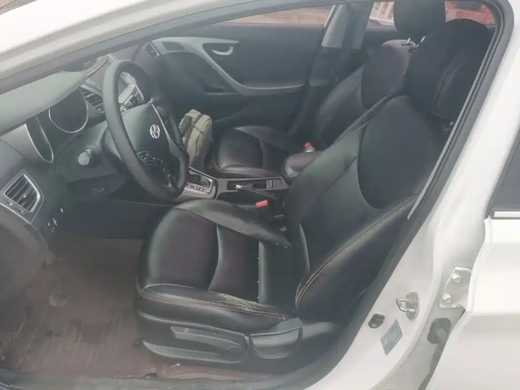 Hyundai Elantra 2017 — фото 11