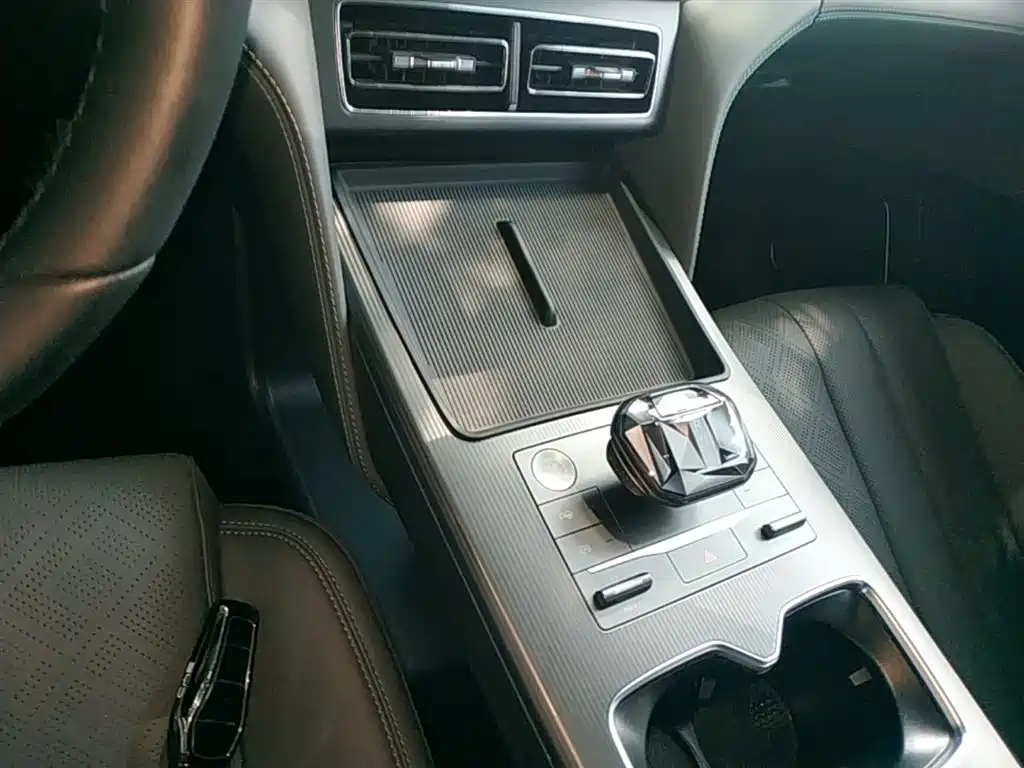 BYD L DM-i 2025 — фото 14
