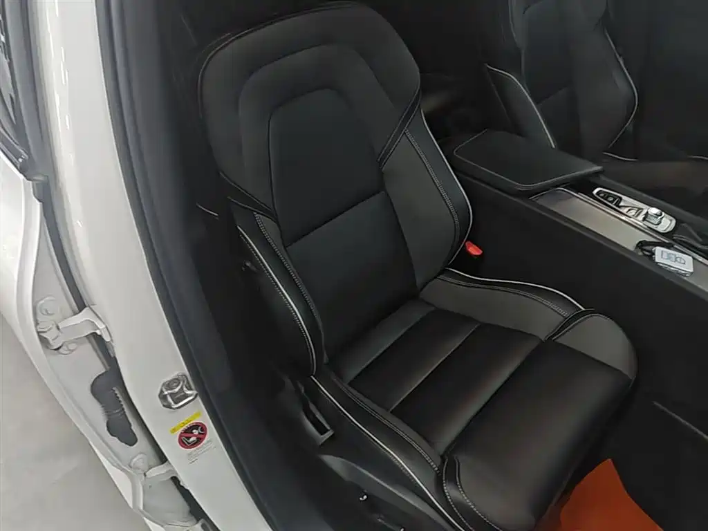 Volvo XC60 2021 — фото 25