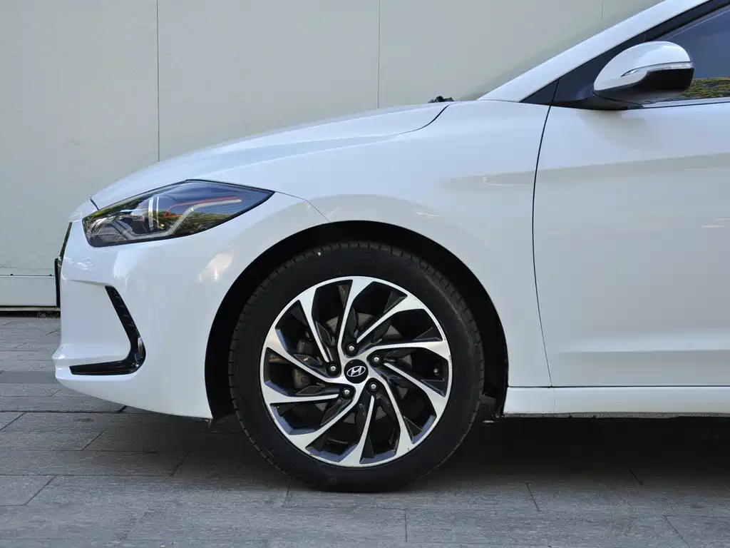 Hyundai Elantra 2019 — фото 6