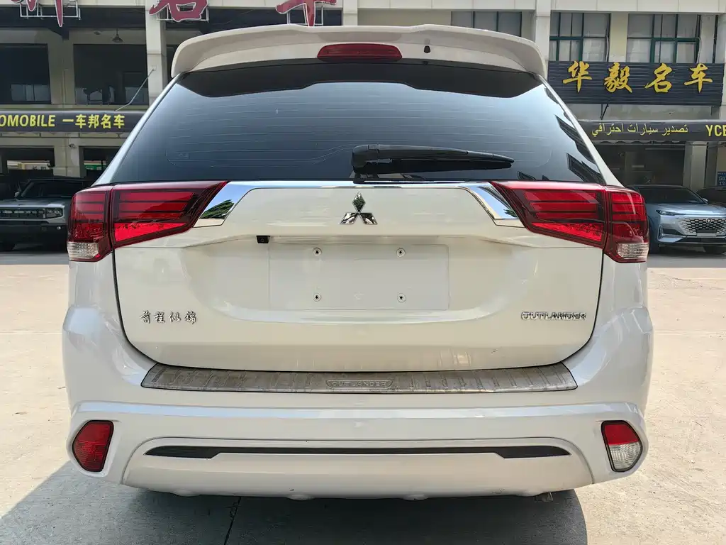 Mitsubishi Outlander 2021 — фото 10