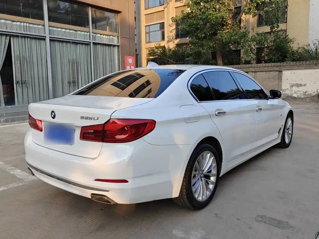 BMW 5 Series 2018 — фото 8