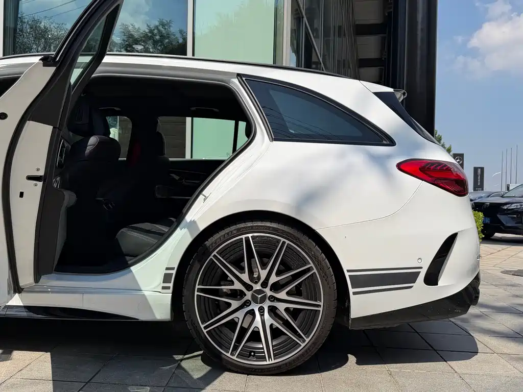 Mercedes-Benz C-Class AMG 2025 — фото 8