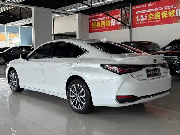Lexus ES 2025