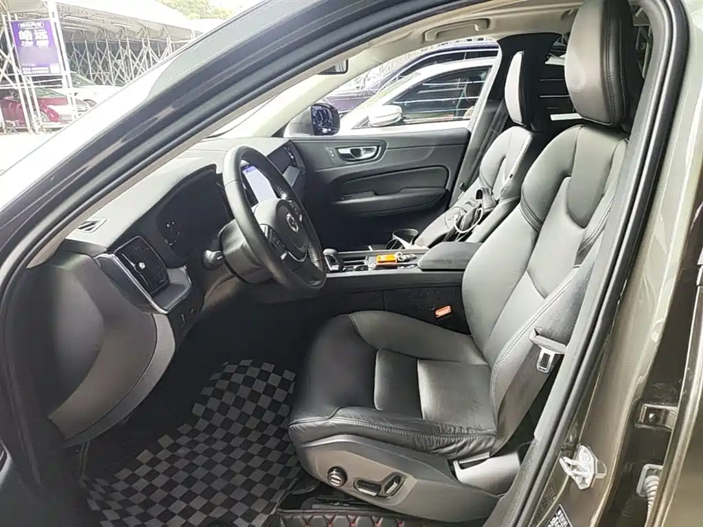 Volvo XC60 2022 — фото 15