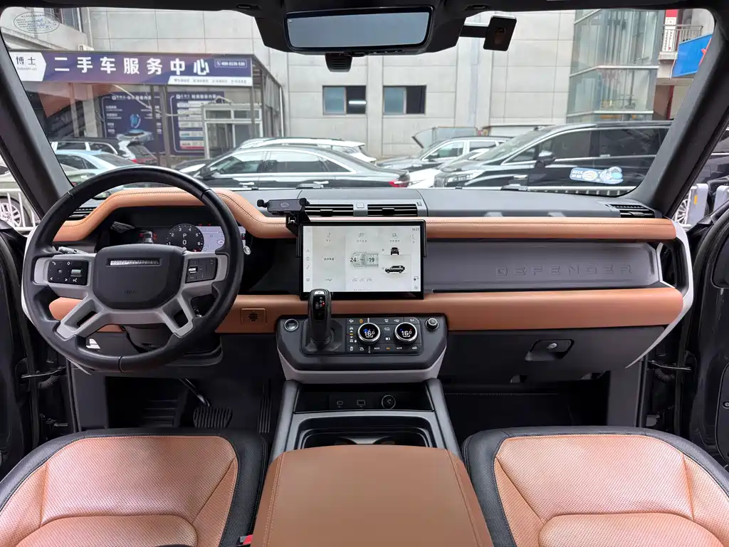 Land Rover Defender 2023 — фото 10