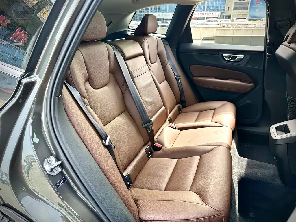 Volvo XC60 2020 — фото 12