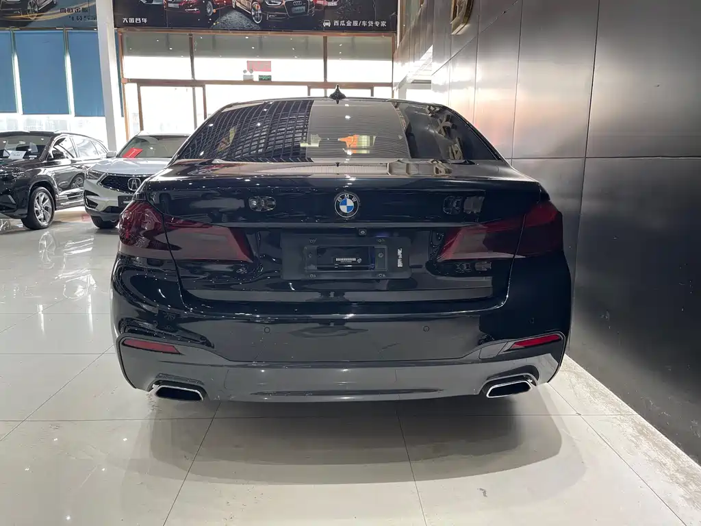 BMW 5 Series 2018 — фото 15